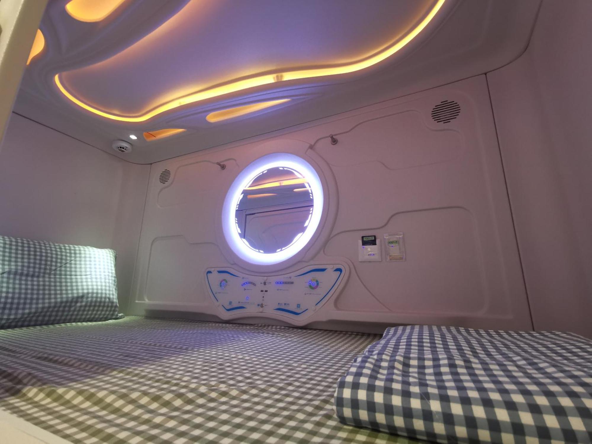 Bunk Bed Female Space capsule Room