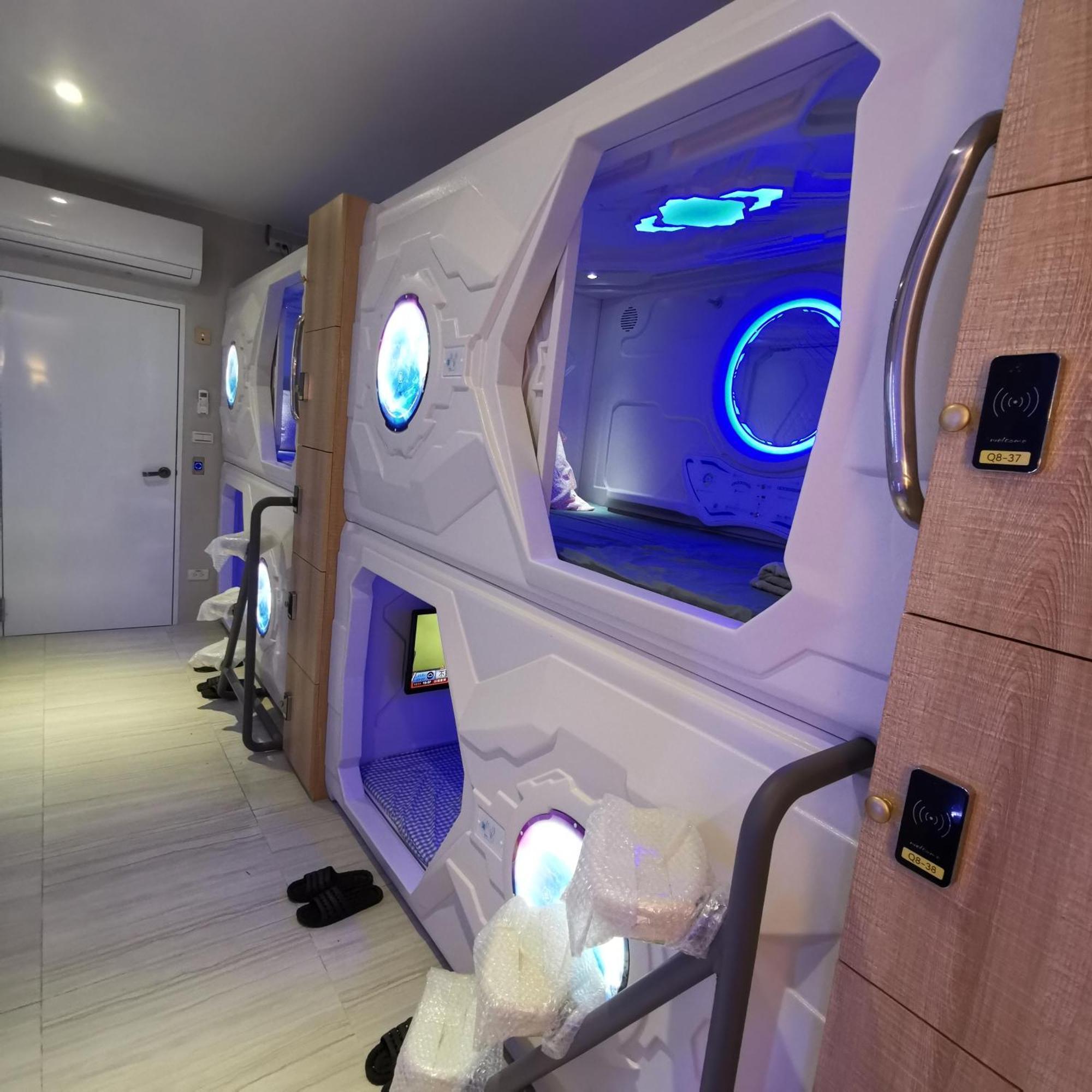 Bunk Bed Female Space capsule Room